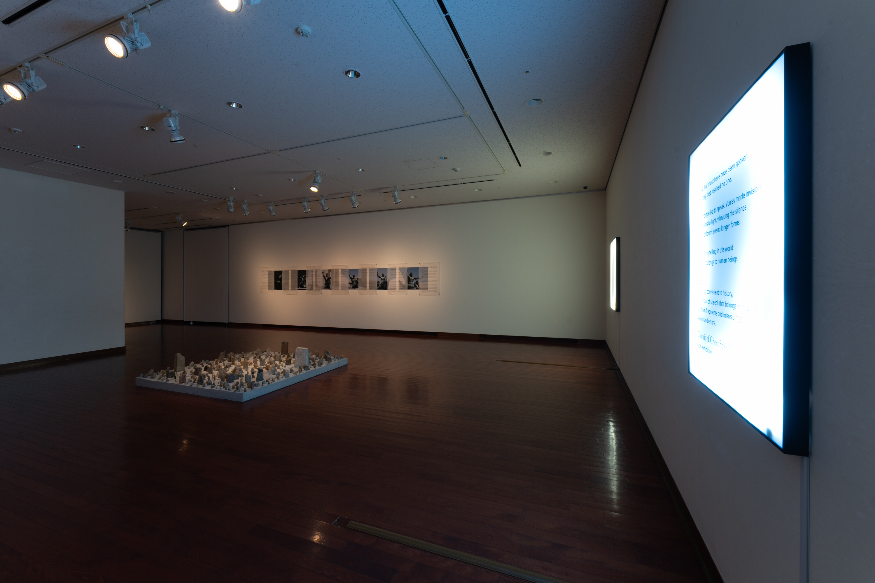 展示風景：《幽語の回路》熊本市現代美術館、2025年